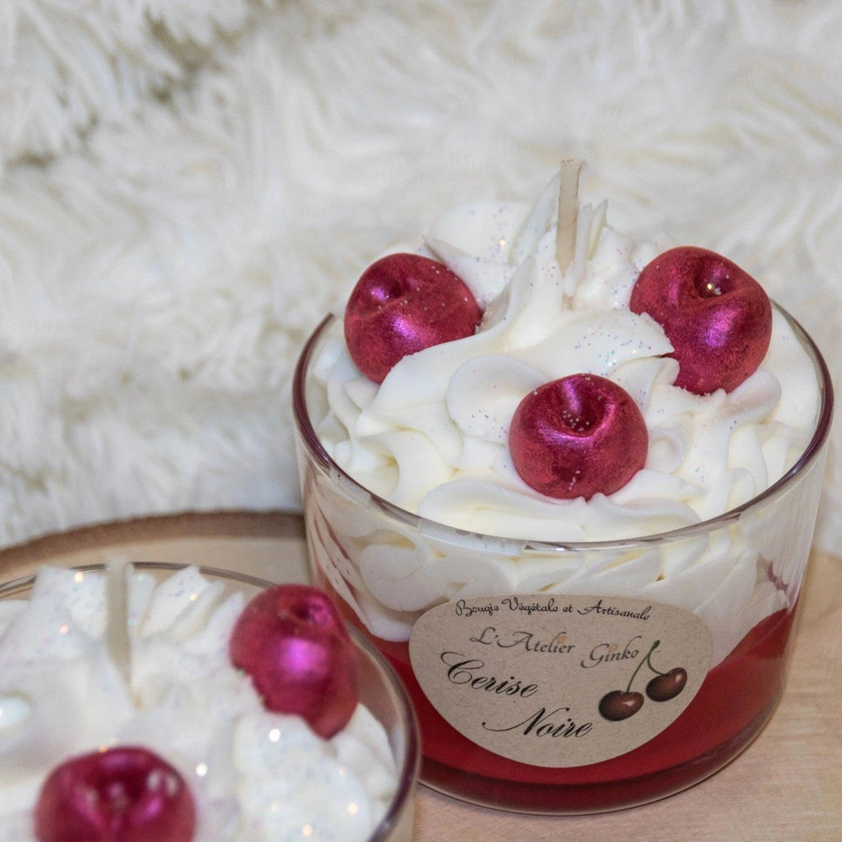 Bougie Chantilly Cerise Noire vue détail texture chantilly artisanale – L'Atelier Ginko Bouzonville