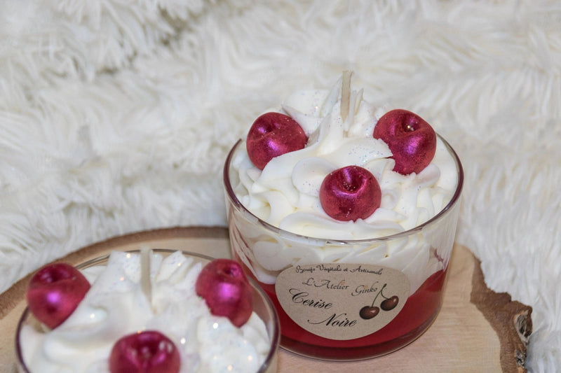 Bougie Chantilly Cerise Noire vue détail texture chantilly artisanale – L'Atelier Ginko Bouzonville
