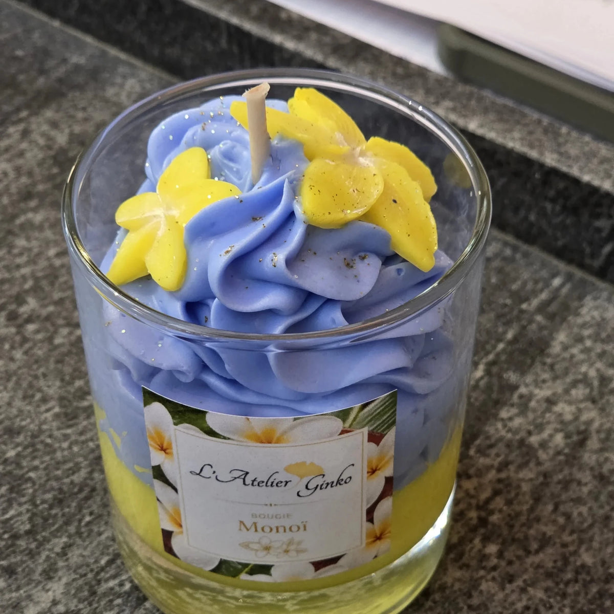 Bougie Chantilly Monoï vue détail texture artisanale cire végétale – L'Atelier Ginko Bouzonville