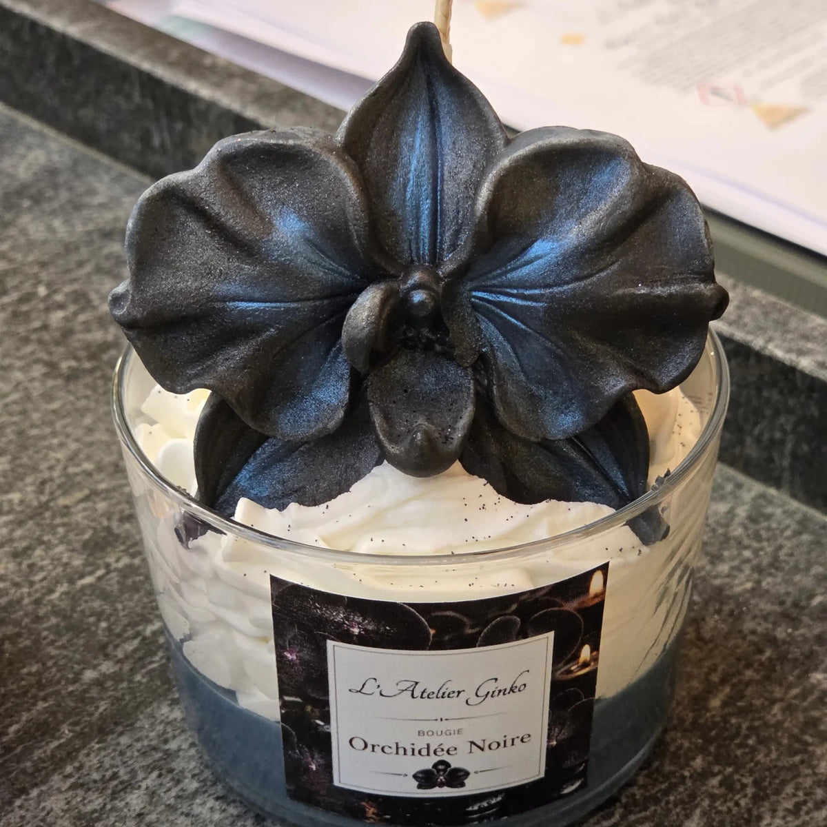 Bougie Chantilly Orchidée Noire vue détail texture artisanale cire végétale – L'Atelier Ginko Bouzonville