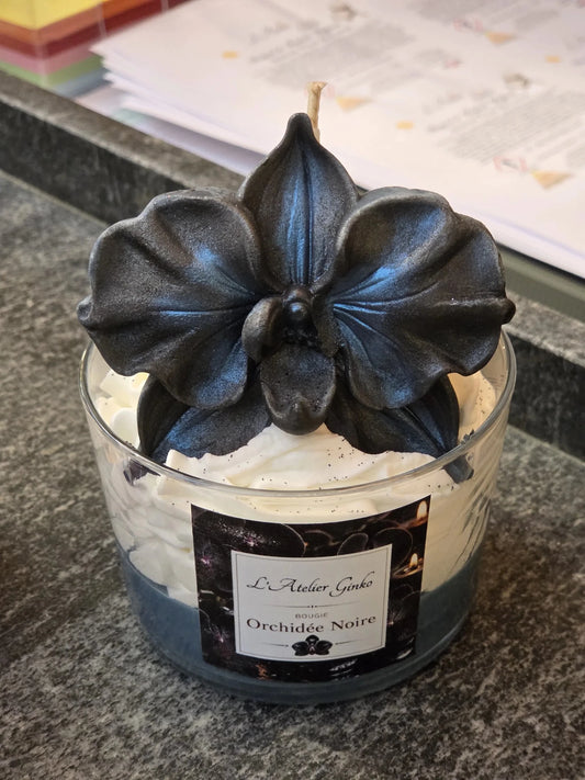Bougie Chantilly Orchidée Noire vue détail texture artisanale cire végétale – L'Atelier Ginko Bouzonville
