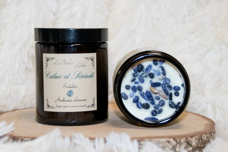 Bougie lithothérapie Calme et Sérénité avec pierre de sodalite et parfum relaxant, posée sur une table dans une ambiance zen.