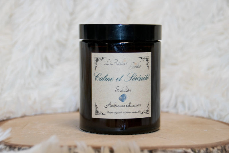 Bougie lithothérapie Calme et Sérénité avec pierre de sodalite et parfum relaxant, posée sur une table dans une ambiance zen.