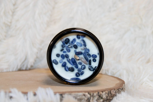 Bougie lithothérapie Calme et Sérénité avec pierre de sodalite et parfum relaxant, posée sur une table dans une ambiance zen.